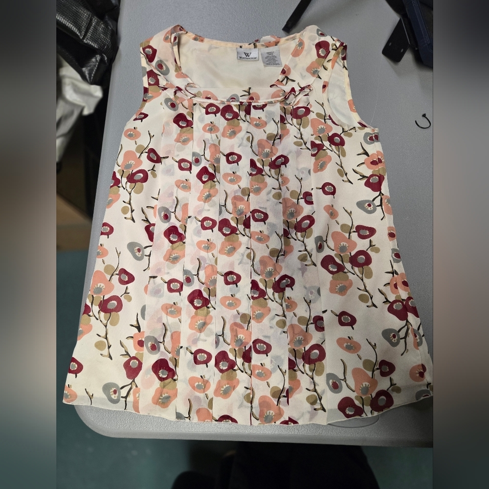 Worthington floral blouse size small. Back doesn't have any details